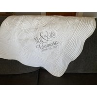 Monogrammiert Quilt, Personalisiertes Hochzeitsgeschenk, Personalisierte Andenken Geschenk, Brautdusche Initialen, Heirloom Quilt von ShopHarlowBoutique