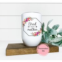 Müde Wie Eine Mutter Becher, Erwachsenenbecher, 12 Unzen, Personalisiert, Geschenk Für Sie, Mutter, Inspiration, Weinbecher, Elternschaft von ShopHarlowBoutique