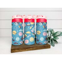 Personalisierte Flip Top Kindertasse, Kinderbecher, Weltraum, Astronauten, Schnabeltasse, Benutzerdefinierte 12 Unzen Wasserflasche, Kleinkindtasse Personalisierte Flip Top Kindertasse, Kinderbecher, Weltraum, Astronauten, Schnabeltasse, Benutzerdefinierte 12 Unzen Wasserflasche, Kleinkindtasse von ShopHarlowBoutique