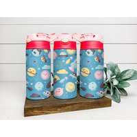 Personalisierte Flip Top Kindertasse, Kinderbecher, Weltraum, Astronauten, Schnabeltasse, Benutzerdefinierte 12 Oz Wasserflasche, Kleinkinderbecher von ShopHarlowBoutique