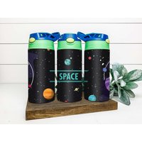 Personalisierte Flip Top Kindertasse, Kinderbecher, Weltraum, Astronauten, Schnabeltasse, Benutzerdefinierte 12 Unzen Wasserflasche, Kleinkindtasse Personalisierte Flip Top Kindertasse, Kinderbecher, Weltraum, Astronauten, Schnabeltasse, Benutzerdefinierte 12 Unzen Wasserflasche, Kleinkindtasse von ShopHarlowBoutique