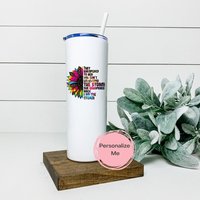 Sie Flüsterten Ihr Zu, Dass Dem Sturmbecher Nicht Widerstehen Können, Frauen Ermächtigung, Blumen, Geschenk Für Sie, Personalisiert, Ich Bin Der von ShopHarlowBoutique