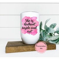 Sie Ist Innen Und Außen Strahlend, Inspirierender Becher, 12 Unzen, Personalisiert, Geschenk Für Sie, Weinbecher von ShopHarlowBoutique