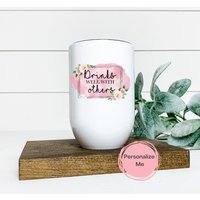 Trinkt Gut Mit Anderen Becher, Trinken, Erwachsene, 12 Oz, Personalisiert, Geschenk Für Sie, Weinbecher, Geburtstagsgeschenk von ShopHarlowBoutique