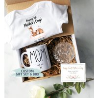 Benutzerdefinierte Erste Geschenkbox Zum Muttertag | Mama Est, Babypartygeschenk, Neue Mutter Geschenk, Zeit Becher, Glückliches Erstes von ShopInkpot