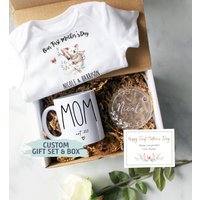 Benutzerdefinierte Erste Geschenkbox Zum Muttertag | Mama Est, Babypartygeschenk, Neue Mutter Geschenk, Zeit Becher, Glückliches Erstes von ShopInkpot