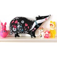 Dachs Kissen Softie Plüschtier 16x18 cm Mit Flauschiger Deko Blumenmotiv von ShopMissElla