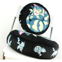 Katzenkissen | Klein - Zusammengerolltes Kätzchen Blaues Samtkissen Katzenkissen | Klein - Zusammengerolltes Kätzchen Blaues Samtkissen von ShopMissElla