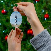 Frohe Feiertage Von Hatteras Leuchtturm Äußere Banken Obx Weihnachtskugel - Weihnachtsgeschenke Für Strandliebhaber Keramik Ornamente von ShopOuterBanks