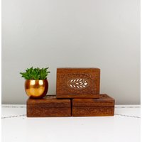 Geschnitzte Teak Box Mit Inlay von ShopPilgrim
