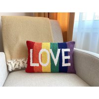 Regenbogen Kissenhülle, Liebe Geschenk Für Neues Haus, Gay Paar Geschenk, Pride Home Dekor, Dekokissen, Boho Lumbar Kissen von ShopbyOz