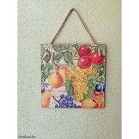 Dekoration Von Trauben/Äpfeln Pflaumen Birnen Pfirsichen Für Die Küche, Küchenschild Aus Holz in Der Provence, Herbstzeichen Obstküche von Shoshovche