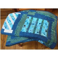 Moderner Oktopus Batik Quilt, Blau-Grüner Patchwork Überwurf Moderner Oktopus Batik Quilt, Blau-Grüner Patchwork Überwurf von ShubunkinArts