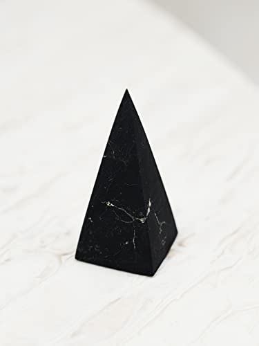 Shungite Club Schungit Stein Hohe Pyramide Unpoliert Heilkristall Pyramide Edelstein Pyramide für Meditation Pyramide Goloda Dekor (30mm) von Shungite Club