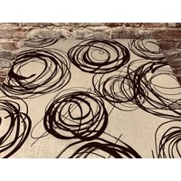 Braune Tischdecke Mit Schwarz Gestreiften Kreisen, Moderner Stil, Wohnkultur von SiKriDream