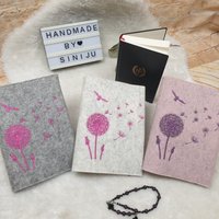 Bestickte Gotteslobhülle Aus Wollfilz - Pusteblumen-Motiv + Name, Geschenk Zur Kommunion, Firmung & Taufe von SiNiJu