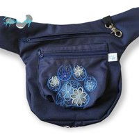 Gassitasche Dunkelblau Mit Pfoten-stickerei - Wasserdichte Bauchtasche Hund Leckerlibeutel Hüfttasche Outdoor Gassi & Training von SibasHundewelt