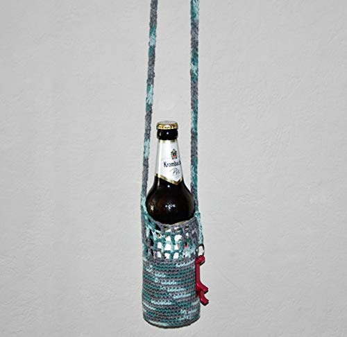 Sibylles Geschenkeartikel 1 gehäkelter Bierflaschenhalter mit Öffner - Für kleine Wanderungen zum Männertag um die Hände frei haben! von Sibylles Geschenkeartikel