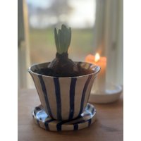 Blumenübertopf Weiss Mit Dunkelblauen Streifen; Keramik, Unikat, Übertopf Untersetzter, Weihnachtsgeschenk , Blumentopf, Handbuilt Blumenübertopf Weiss Mit Dunkelblauen Streifen; Keramik, Unikat, Übertopf Untersetzter, Weihnachtsgeschenk , Blumentopf, Handbuilt von Siebenschoenceramics