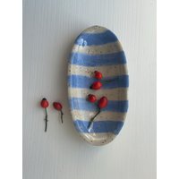 Ovales Schälchen Mit Streifen in Hellblau, Handgemacht, Keramik Geschirr, Servierplatte, Geschenk, Unikat, Nordicstyle, Scandinavianhome Ovales Schälchen Mit Streifen in Hellblau, Handgemacht, Keramik Geschirr, Servierplatte, Geschenk, Unikat, Nordicstyle, Scandinavianhome von Siebenschoenceramics