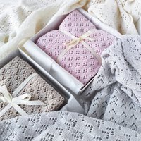 Baby Kuscheldecke Aus Merino Wolle Mit Pink Spitzenborte von SigiKnitStore