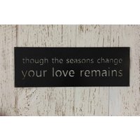 Metal Zeichen Auch Wenn Die Jahreszeiten Wechseln Deine Liebe Bleibt von SignPerformance
