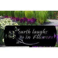 Metall Gartenschild, Erde Lacht in Blumen von SignPerformance