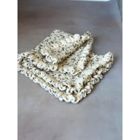 Handgestrickte Babydecke Häkeln Cremefarbene Rüschenborte Handgestrickte Babydecke Häkeln Cremefarbene Rüschenborte von SignatureSimone