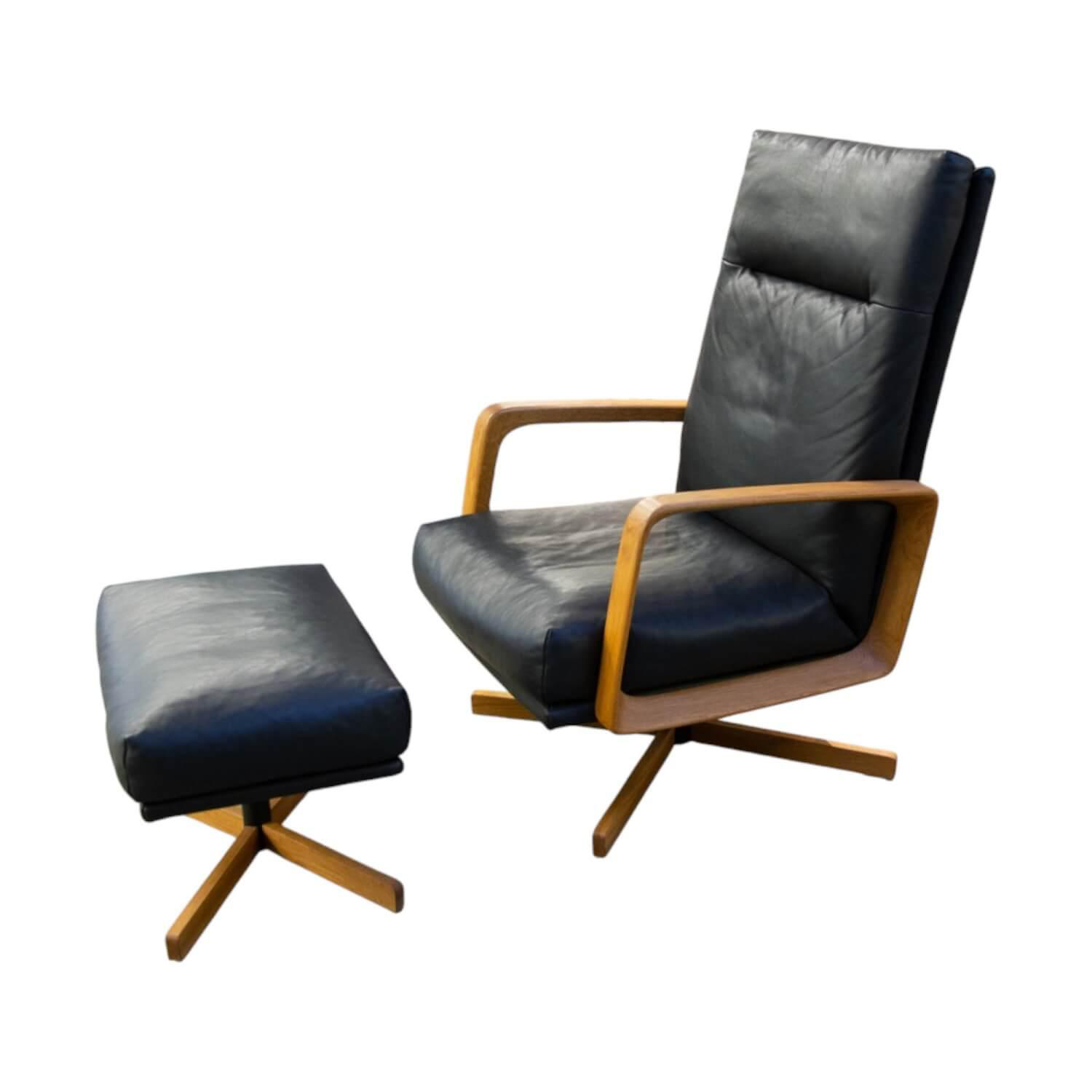 Sessel Gin Leder Alamo Lava Anthrazit Gestell Eiche Geölt Inklusive Hocker Sessel Gin Leder Alamo Lava Anthrazit Gestell Eiche Geölt Inklusive Hocker von Signet