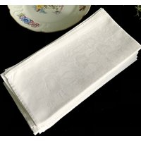 10 Weiße Antike Servierten Mit Verschiedenen Floralen Mustern Sehr Gut Erhalten. Für Die Nächste Kaffee Oder Tee Tafel Ein Schönes Accessoir von SignoraMargherita