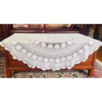 Filet Häkeltischdecke Gehäkelte Tischdecke/Vintage Handarbeit/ Tischdecke/ Runde cm Im Durchmesser 133 Filet Häkeltischdecke Gehäkelte Tischdecke/Vintage Handarbeit/ Tischdecke/ Runde cm Im Durchmesser 133 von SignoraMargherita