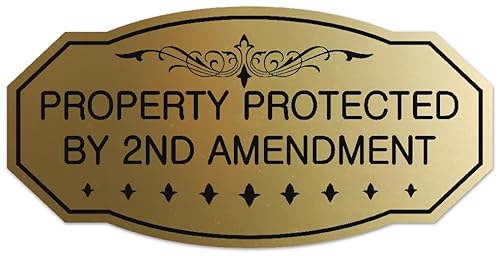 Viktorianisches Schild mit Aufschrift "Property Protected By 2nd Amendment", einfache Installation, langlebige Wand oder Tür (gebürstetes Gold), groß von Signs ByLITA