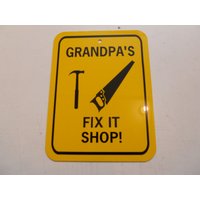 Grandpa's Fix It Shop Schild 15, 5 X 20, 5 cm Aluminium Blechschild Grandpa Toy Reparatur Grandpa's Fix It Shop Schild 15, 5 X 20, 5 cm Aluminium Blechschild Grandpa Toy Reparatur von SignsandStrings
