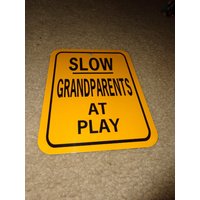 Slow Grandparents At Play Lustiges Schild 6 X 8 Zoll Aluminium Metallschild von SignsandStrings