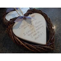 Ich Lächle, Weil Du Meine Mutter Bist, Muttertagsgeschenk, Ein Leicht Beunruhigtes 18 cm Großes Herz, Das in Einer 24 Korbeinfassung Eingefasst Ich Lächle, Weil Du Meine Mutter Bist, Muttertagsgeschenk, Ein Leicht Beunruhigtes 18 cm Großes Herz, Das in Einer 24 Korbeinfassung Eingefasst von Signsatsimplywood