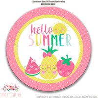 Hello Summer Metall Kranz Schild, Wassermelone, Ananas Und Erdbeere - Erhältlich in 12 ", 20 cm 3 ""Rund Befestigung X-Sum011" von SignsbyLindaNee