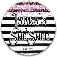 Personalisiertes She Shed Zeichen, Gift, Pink Heart Glitter Custom Woman's Sign, Niedliches Decor, Türschild Signage 2-She001 von SignsbyLindaNee