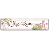 Personalisiertes Türschild Für Baby, Peter Rabbit Schild, Flopsy Holz Kinderzimmer Namensschild, Baby Geschenk Schlafzimmer Pink B-Anm011 von SignsbyLindaNee