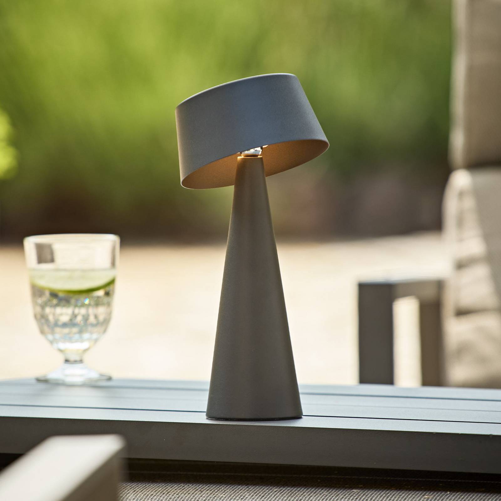 LED-Akku-Tischleuchte Solino, graphit, Solar/USB, 26 cm IP44 LED-Akku-Tischleuchte Solino, graphit, Solar/USB, 26 cm IP44 von Sigor