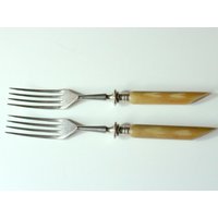 2 Antike Vorlegegabeln Vintage Fleischgabeln Frühstücksbesteck Boho Style Shabby Forks Jugendstil Art Nouveau von SilaVintageandmore