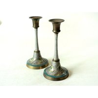 2 Seltene Cloisonne Messing Und Emaille Massive Kerzenleuchter Vintage Kerzenhalter Mid Century Kerzenständer 1960Er70Er Candle Holder 2 Seltene Cloisonne Messing Und Emaille Massive Kerzenleuchter Vintage Kerzenhalter Mid Century Kerzenständer 1960Er70Er Candle Holder von SilaVintageandmore