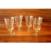 4 Stück Antike Gläser Vintage Kelchgläser Fußbecher Mit Gravur Handarbeit Germany 1890 1900 Water Punch Wine Glasses Historismus Gründerzeit von SilaVintageandmore