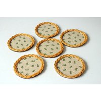 6 Untersetzer Mit Geflochtenem Rand Tischschmuck Holzuntersetzer Vintage Glasuntersetzer Holz Kunststoff Mid Century Retro Coaster von SilaVintageandmore