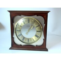 Dugena Quartz Wanduhr Vintage Holz Uhr Für Küche Eßzimmer Wohnzimmer Mid Century Wandschmuck Retro Kitchen Clock West Germany Dugena Quartz Wanduhr Vintage Holz Uhr Für Küche Eßzimmer Wohnzimmer Mid Century Wandschmuck Retro Kitchen Clock West Germany von SilaVintageandmore