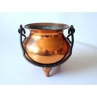 Großer Kupferkessel Vintage Blumentopf Kupfer Übertopf Mid Century Pflanzer Hexenkessel Dreibein Gehämmert Schmiedeeisen Handarbeit Germany von SilaVintageandmore