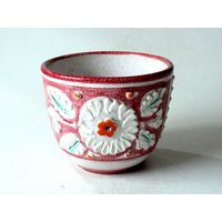 Mittelgroßer Relief Vintage Blumentopf Mid Century Übertopf Rose Weiß Planter Italy 1950Er 1960Er Pflanzer Keramik von SilaVintageandmore