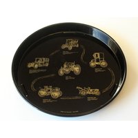 Rarität Vintage Metall Tablett Oldtimer Autos Schwarz Rund Mid Century 70Er Flower Power Serving Tray Cars Made in Finland von SilaVintageandmore