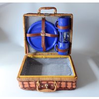 stilvoller Picknickkoffer Für 2 Personen Mit Zubehör Vintage Picknickkorb 90Er Oldtimer von SilaVintageandmore