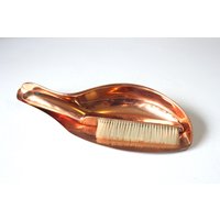 stylishes Tischkehrset Vintage 2 Teilig Mid Century Modern 1960Er Krümmelbürste Tischkehrer Kupfer Metall Table Broom Cleaner West Germany stylishes Tischkehrset Vintage 2 Teilig Mid Century Modern 1960Er Krümmelbürste Tischkehrer Kupfer Metall Table Broom Cleaner West Germany von SilaVintageandmore