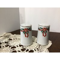 Tienshan Weihnachtsstern Und Bänder Feines Porzellan Salz - Pfefferstreuer Weihnachtstisch von SilkPursesNSowsEars